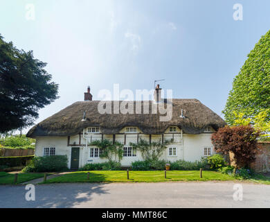 Attraktive große Reetdachhaus im East Stratton, einem kleinen Dorf in der Nähe von Winchester, Hampshire, Südengland im typischen architektonischen Stil Stockfoto