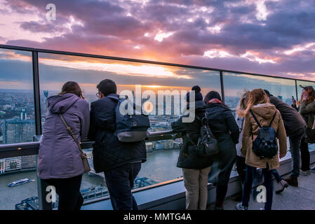 Der Sky Garden bei Sonnenuntergang an der Spitze der 20 Fenchurch Street Wolkenkratzer (die Walkie-Talkie-Gebäude), London, England, UK. Stockfoto