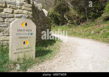 Meilenstein auf dem Küstenweg in Durlston Country Park und Naturreservat in Dorset, Großbritannien Stockfoto