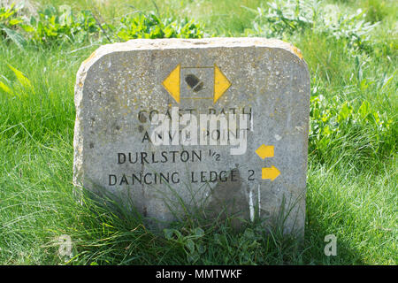 Meilenstein auf der Jurassic Coast Path am Amboss Punkt im Durlston Country Park, Dorset, Großbritannien Stockfoto