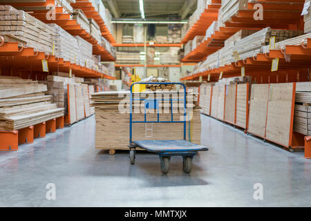 Shop von Baustoffen. Regale mit Platten, Holz und Baustoffe. Stockfoto