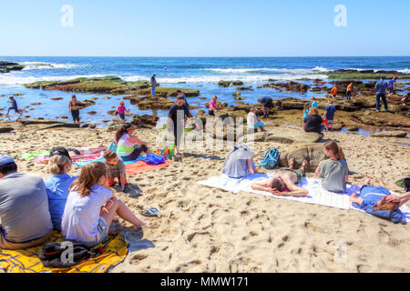 SAN DIEGO, VEREINIGTE STAATEN - Mar 27, 2018: Besucher der Strand im beliebten Badeort La Jollan in San Diego, Kalifornien. Stockfoto