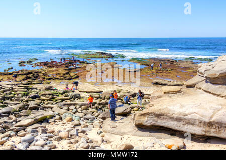 SAN DIEGO, VEREINIGTE STAATEN - Mar 27, 2018: Besucher der Strand im beliebten Badeort La Jollan in San Diego, Kalifornien. Stockfoto