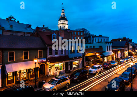 APRIL 9, 2018 - ANNAPOLIS Maryland - Maryland State Capitol ist in der Abenddämmerung über dem Main Street Annapolis, Maryland gesehen Stockfoto