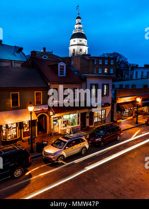 APRIL 9, 2018 - ANNAPOLIS Maryland - Maryland State Capitol ist in der Abenddämmerung über dem Main Street Annapolis, Maryland gesehen Stockfoto