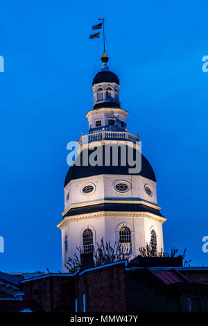 APRIL 9, 2018 - ANNAPOLIS Maryland - Maryland State Capitol ist in der Abenddämmerung über dem Main Street Annapolis, Maryland gesehen Stockfoto