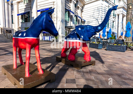 APRIL 11, 2018 - WASHINGTON DC-Demokratische und Republikanische Mule Elephant Statuen symbolisieren die Amerikanischen 2-Teil politische System vor Willard Hotel Stockfoto