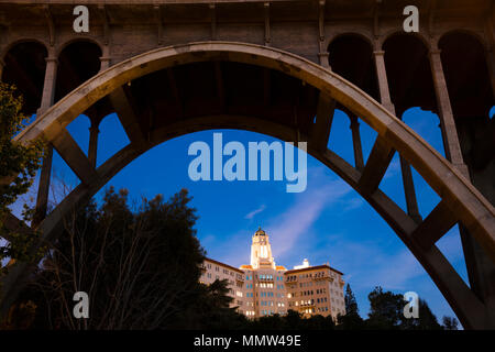 Mai 5, 2018-Pasadena, CA - Colorado Brücke Arch frames US Neunte Bundesberufungsgericht in der Dämmerung, Pasadena, CA Stockfoto