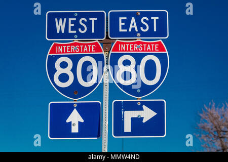 NEBRASKA - Autobahn 80 Ost und West schild Eingang zur Interstate auf Rampe zu Stockfoto