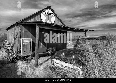 Verlassenen alten Pickup Truck vor der verlassenen Texaco Station, abgelegenen Teil von Nebraska Stockfoto