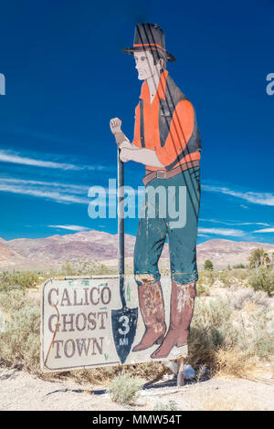 APRIL 27, 2017 - Zeichen und Abbild der alten Bergmann auf der Straße nach Calico Ghost Town, Südkalifornien in der Mojave Wüste Stockfoto