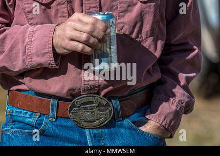 Oktober 20, 2017 - RIDGWAY COLORADO - Cowboy trinkt Bier nach der Fahrt, Ridgway, Colorado Stockfoto