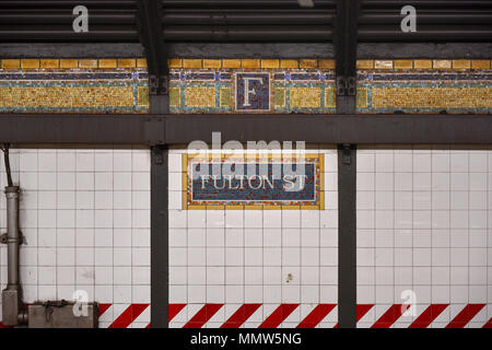 New York City - 20. April 2018: Fulton Street U-Bahn Station auf dem NYC U-Bahn in Brooklyn, New York Stockfoto