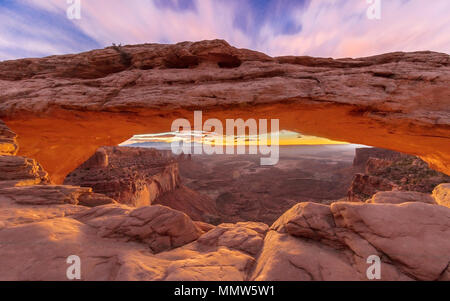 Oktober 26, 2017 - CANYONLANDS NATIONAL PARK - Sonnenaufgang hinter Mesa Arch im Canyonlands National Park, Utah Stockfoto