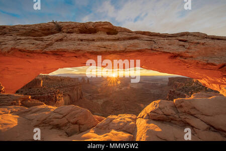 Oktober 26, 2017 - CANYONLANDS NATIONAL PARK - Sonnenaufgang hinter Mesa Arch im Canyonlands National Park, Utah Stockfoto