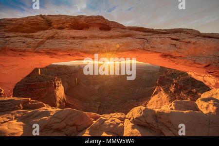 Oktober 26, 2017 - CANYONLANDS NATIONAL PARK - Sonnenaufgang hinter Mesa Arch im Canyonlands National Park, Utah Stockfoto