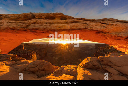 Oktober 26, 2017 - CANYONLANDS NATIONAL PARK - Sonnenaufgang hinter Mesa Arch im Canyonlands National Park, Utah Stockfoto