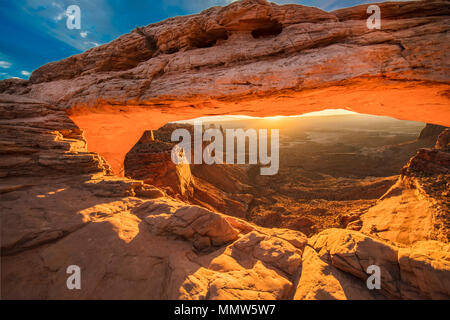 Oktober 26, 2017 - CANYONLANDS NATIONAL PARK - Sonnenaufgang hinter Mesa Arch im Canyonlands National Park, Utah Stockfoto
