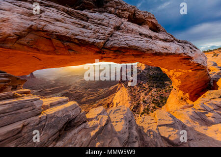 Oktober 26, 2017 - CANYONLANDS NATIONAL PARK - Sonnenaufgang hinter Mesa Arch im Canyonlands National Park, Utah Stockfoto