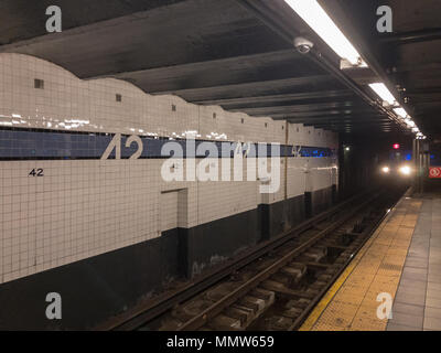 New York City - 9. April 2018: 42nd Street Times Square U-Bahn Station entlang der 8. Avenue in New York City. Stockfoto