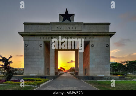 Die Unabhängigkeit der Platz der Unabhängigkeit von Accra, Ghana bei Sonnenuntergang. Mit den Worten "Freiheit und Gerechtigkeit, AD 1957" bezeichnet, erinnert an die Inde Stockfoto