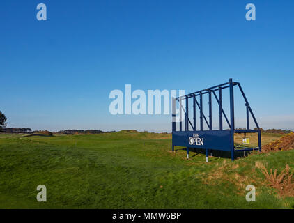 Eine der vorläufigen Anzeigetafeln auf dem Championship Course errichtet vor 2018 öffnen bei Carnoustie, Angus, Schottland. Stockfoto