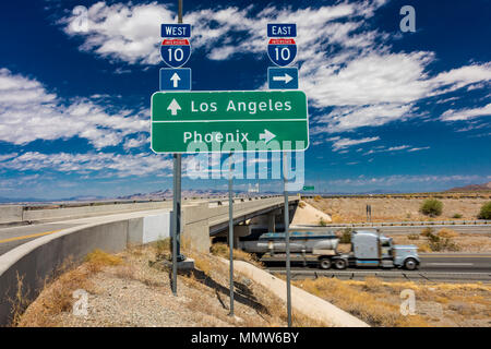 AUGUST 23, 2017 - halb Lkw mit Kraftstoff fährt auf der Autobahn 10 von Los Angeles, Kalifornien zu Phoenix Arizona Stockfoto