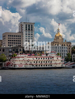 Juni 28, 2017 - SAVANNAH GEORGIA - malerische und historische Savannah Georgia als auf Savannah River gesehen verfügt über Georgien Queen Riverboat Stockfoto