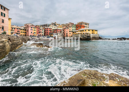 Genua, Italien, 14. Mai 2017: Weitwinkel- Landschaft von Boccadasse - kleines Fischerdorf in der Nähe der Stadt Genua, Italien. Stockfoto