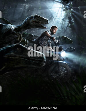 Erscheinungsdatum: Juni 12, 2015 TITEL: Jurassic World Studio: Universal Pictures Regie: Colin Trevorrow PLOT: Ein neues Theme Park, auf dem ursprünglichen Aufstellungsort von Jurassic Park gebaut, schafft eine gentechnisch veränderte Pflanze Dinosaurier, die Auffangvorrichtungen entkommt und geht auf einen Amoklauf. STARRING: Chris Pratt, Bryce Dallas Howard, Ty Simpkins. (Bild: © Universal Pictures/Entertainment Bilder) Stockfoto