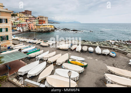 Genua, Italien, 14. Mai 2017: Landschaft von Boccadasse - kleines Fischerdorf in der Nähe der Stadt Genua, Italien. Fischerboote in den Vordergrund. Stockfoto