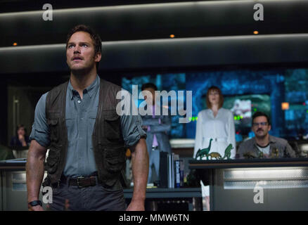 Erscheinungsdatum: Juni 12, 2015 TITEL: Jurassic World Studio: Universal Pictures Regie: Colin Trevorrow PLOT: Ein neues Theme Park, auf dem ursprünglichen Aufstellungsort von Jurassic Park gebaut, schafft eine gentechnisch veränderte Pflanze Dinosaurier, die Auffangvorrichtungen entkommt und geht auf einen Amoklauf. STARRING: CHRIS PRATT, Bryce Dallas Howard, Ty Simpkins. (Bild: © Universal Pictures/Entertainment Bilder) Stockfoto