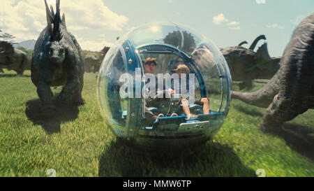 Erscheinungsdatum: Juni 12, 2015 TITEL: Jurassic World Studio: Universal Pictures Regie: Colin Trevorrow PLOT: Ein neues Theme Park, auf dem ursprünglichen Aufstellungsort von Jurassic Park gebaut, schafft eine gentechnisch veränderte Pflanze Dinosaurier, die Auffangvorrichtungen entkommt und geht auf einen Amoklauf. STARRING: Chris Pratt, Bryce Dallas Howard, Ty Simpkins. (Bild: © Universal Pictures/Entertainment Bilder) Stockfoto