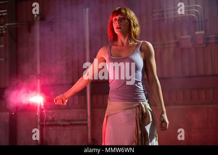 Erscheinungsdatum: Juni 12, 2015 TITEL: Jurassic World Studio: Universal Pictures Regie: Colin Trevorrow PLOT: Ein neues Theme Park, auf dem ursprünglichen Aufstellungsort von Jurassic Park gebaut, schafft eine gentechnisch veränderte Pflanze Dinosaurier, die Auffangvorrichtungen entkommt und geht auf einen Amoklauf. STARRING: Chris Pratt, Bryce Dallas Howard, Ty Simpkins. (Bild: © Universal Pictures/Entertainment Bilder) Stockfoto