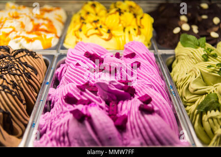 In der Nähe Bild von verschiedenen Gelato auf der Anzeige Stockfoto