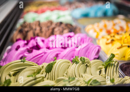 In der Nähe Bild von verschiedenen Gelato auf der Anzeige Stockfoto