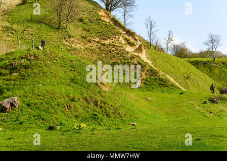 Glumslov, Schweden - 29. April 2018: Reisen Dokumentarfilm von Alltag und statt. Zwei Käfer Vermessungsingenieure in den sandigen Hügel Landschaft Bestandsaufnahme und Stockfoto