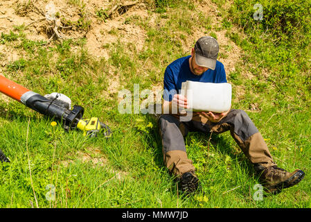 Glumslov, Schweden - 29 April, 2018: Dokumentation des täglichen Lebens und. Käfer Surveyor sammeln Käfer für Bestand, mit einem modifizierten leaf Vac Stockfoto
