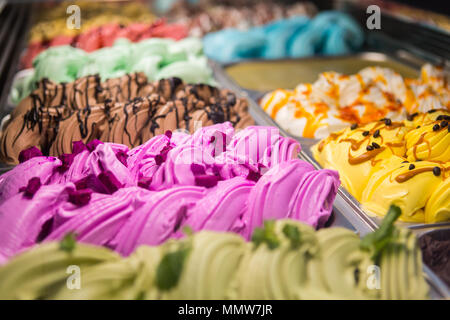 In der Nähe Bild von verschiedenen Gelato auf der Anzeige Stockfoto