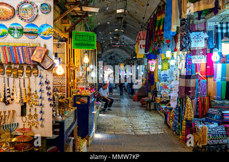 Gasse zwischen Geschäften und Ständen mit traditionellen Souvenirs in berühmten Basar-Markt in der Altstadt von Jerusalem, Stockfoto