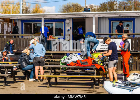 Raa-Hafen, Helsingborg, Schweden - 29 April, 2018: Dokumentation des täglichen Lebens und. Menschen Chaos an der Marina nach einem Wettbewerb, wenn Segler Stockfoto