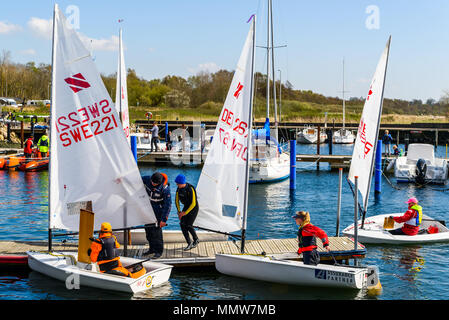 Raa-Hafen, Helsingborg, Schweden - 29 April, 2018: Dokumentation des täglichen Lebens und. Zoom 8 Jollen Landung auf einem Pier in der Marina. Stockfoto