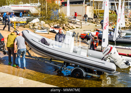 Raa-Hafen, Helsingborg, Schweden - 29 April, 2018: Dokumentation des täglichen Lebens und. Gray Motorboot, Fareast480, zog auf ein Fahrzeug trailer i Stockfoto