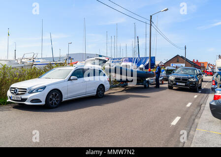 Raa-Hafen, Helsingborg, Schweden - 29 April, 2018: Dokumentation des täglichen Lebens und. White 2015 Mercedes-Benz E 220 Bluetec mit Boot auf Trailer p Stockfoto