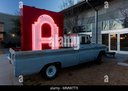 Neon" Buchstabe A'-Zeichen, die in der Sicherung der alten Pickup Truck auf Fort Worth Road, außerhalb von Dallas, Texas Stockfoto