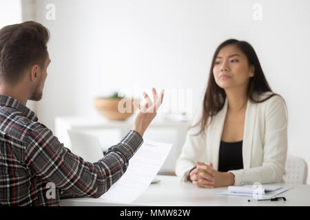 Verärgert Kunden beschweren sich über schlechte Vertrag betrug Sitzung asiatischen Gesetz Stockfoto