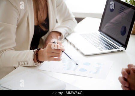 Analyse neuer Marketingplan und Verkaufsstatistiken Konzept, in der Nähe Stockfoto
