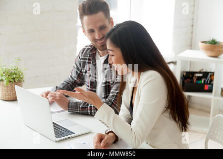 Asiatische und kaukasischen Kollegen Lachen lustig Witz reden Stockfoto