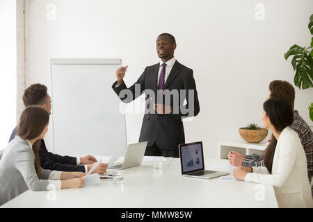 Zuversichtlich afrikanischen Lautsprecher oder Business Coach, Präsentation Stockfoto