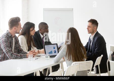 Ernsthafte konzentrierte sich multi-ethnischen Team Leader sprechen zu hören Stockfoto